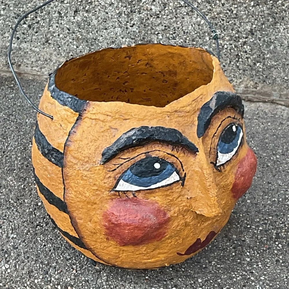 Paper Mache Halloween Bee Bucket - Picture 9 of 10